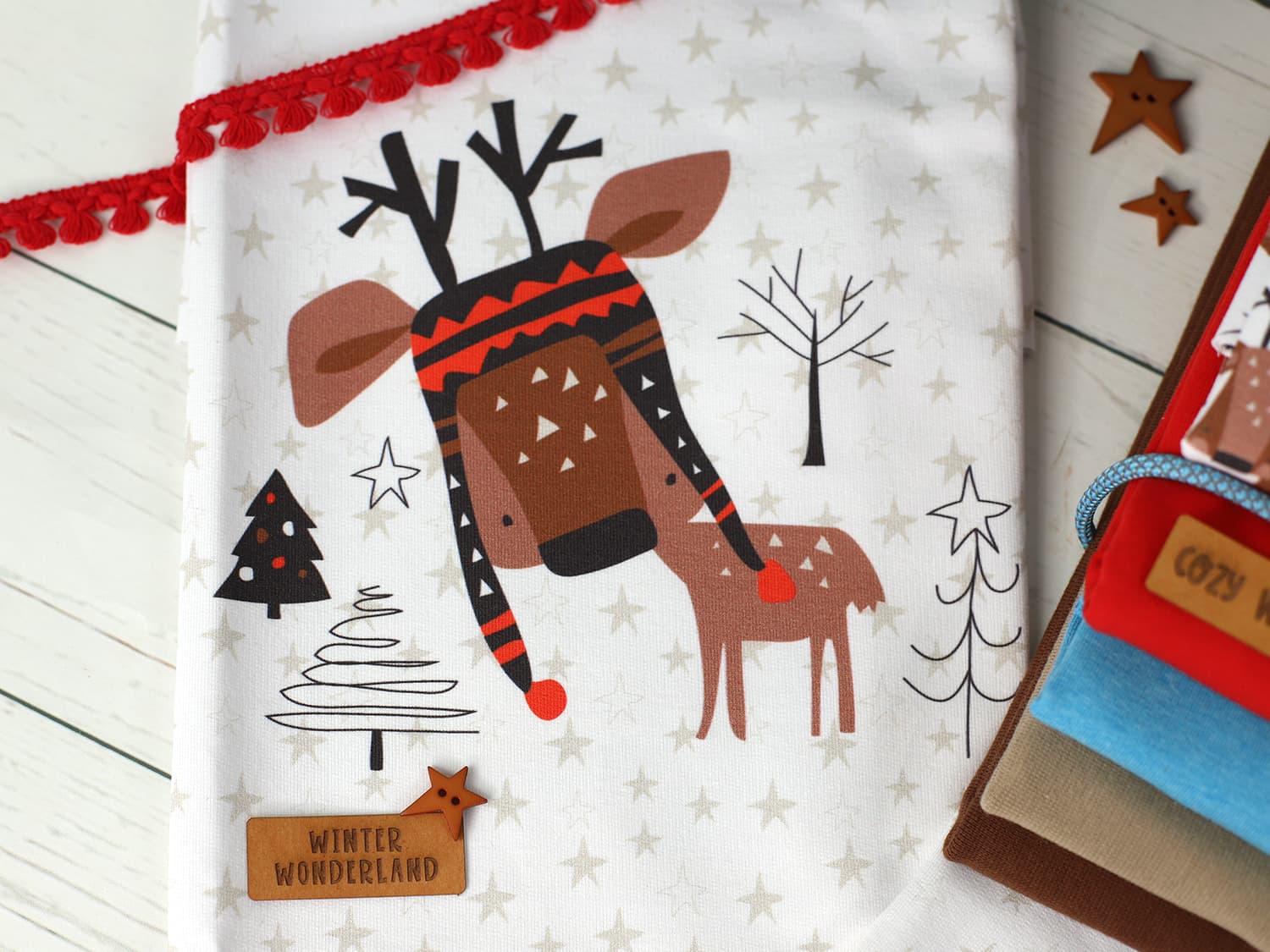 stoff-french-terry-baumwolle-sweat-sommersweat-unangeraut-winter-weihnachten-rentier-reh-hirsch-wald-baum-panel-hedda