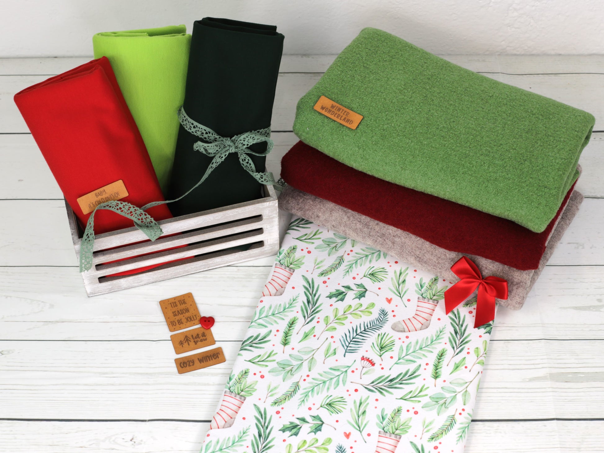 stoff-french-terry-baumwolle-sweat-sommersweat-unangeraut-winter-weihnachten-socke-weihnachtssoeckchen-blaetter-herz-gruen-2