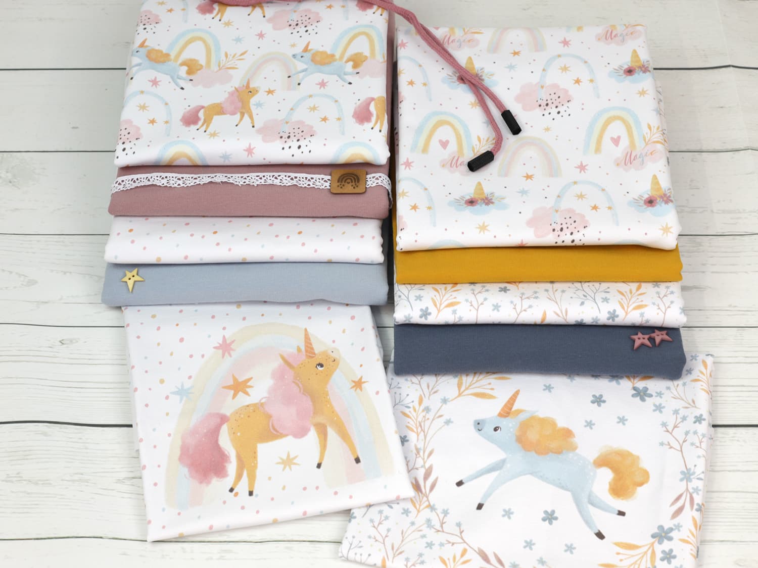 stoff-french-terry-sommersweat-kathi-kunterbunt-regenbogen-einhorn-magic-sterne-pastell-serie
