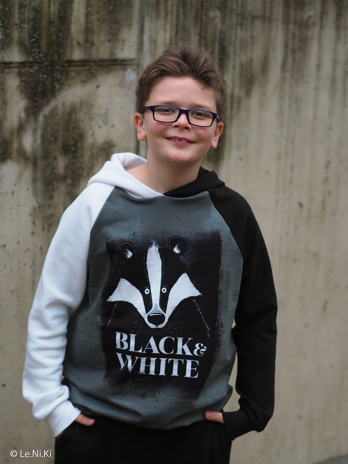stoff-french-terry-sommersweat-swafing-thorsten-berger-panel-winter-ready-dachs-black-and-white-naehbeispiel