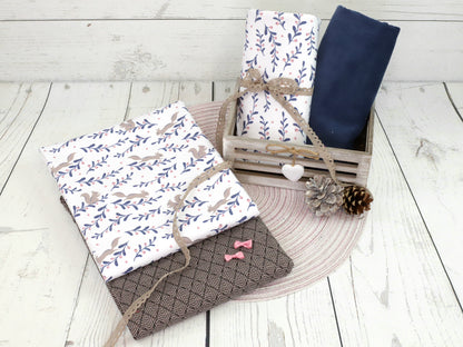 stoff-french-terry-sommersweat-sweat-baumwolle-herbst-eichhoernchen-eichhorn-blaetter-beeren-blau-altrosa-serie