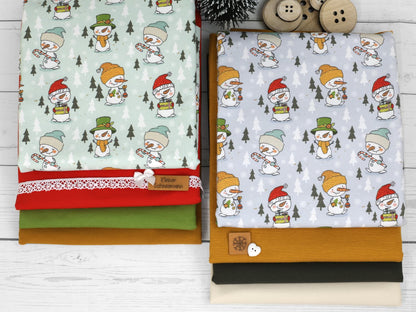 stoff-french-terry-sommersweat-sweat-unangeraut-baumwolle-kathi-kunterbunt-weihnachten-winter-schneemann-tannenbaum-schnee-schneeflocken-blaugrau-mint-serie