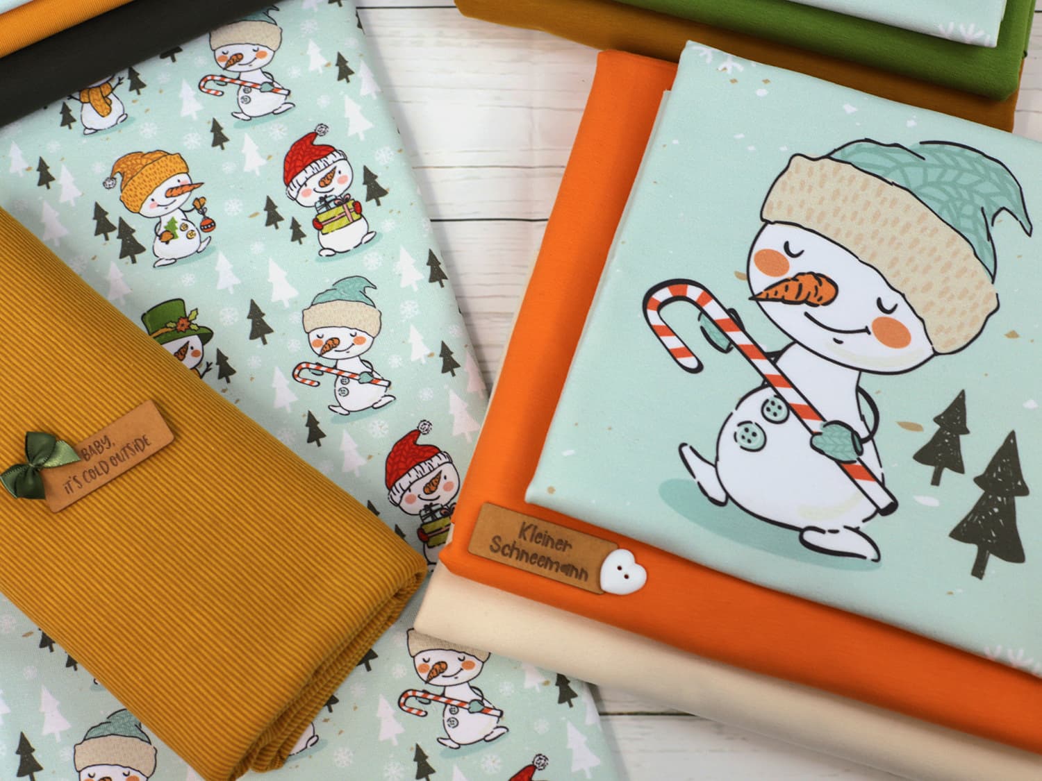 stoff-french-terry-sommersweat-sweat-unangeraut-baumwolle-kathi-kunterbunt-weihnachten-winter-schneemann-tannenbaum-schnee-schneeflocken-mint-serie-3