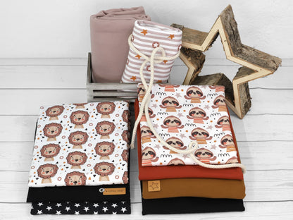 stoff-french-terry-sommersweat-sweat-unangeraut-kathi-kunterbunt-faultier-loewe-sterne-braun-ocker-serie