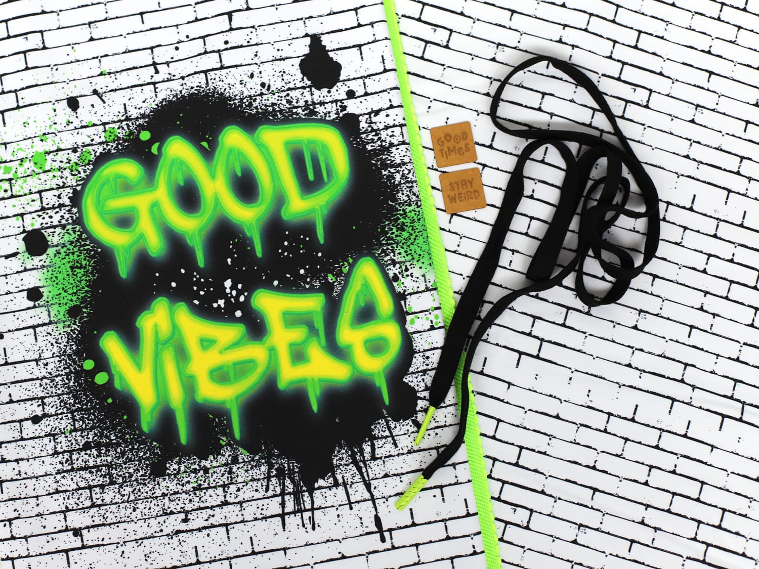 stoff-french-terry-sommersweat-unangeraut-good-vibes-graffiti-schwarz-weiss-gruen-gelb