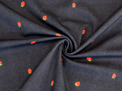 Jersey Stoff - Jeans-Optik - Erdbeere, dunkelblau mit kleinen Erdbeeren auf dunkelblauem Hintergrund, ideal für kreative Nähprojekte.