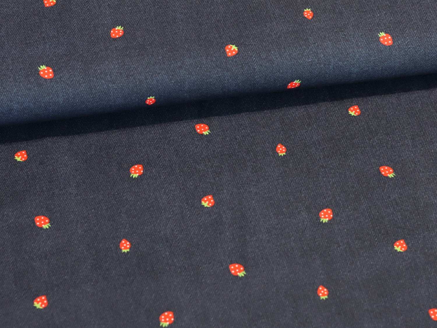 Jersey Stoff - Jeans-Optik - Erdbeere, dunkelblau, mit kleinen Erdbeeren auf dunkelblauem Hintergrund, ideales Material für kreative Projekte.