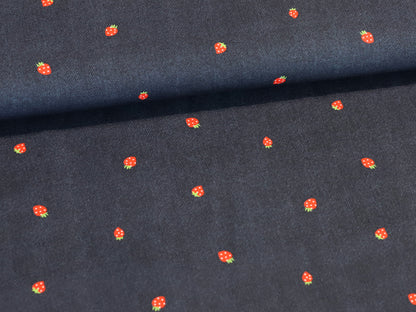 Jersey Stoff - Jeans-Optik - Erdbeere, dunkelblau, mit kleinen Erdbeeren auf dunkelblauem Hintergrund, ideales Material für kreative Projekte.