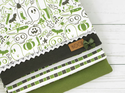 stoff-jersey-baumwolle-baumwolljersey-kathi-kunterbunt-halloween-herbst-spooky-season-geist-totenkopf-kuerbis-spinne-khaki-olivgruen-kombis