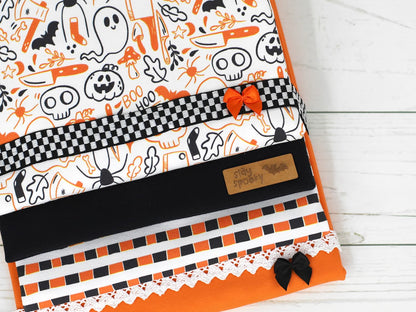 stoff-jersey-baumwolle-baumwolljersey-kathi-kunterbunt-halloween-herbst-spooky-season-geist-totenkopf-kuerbis-spinne-orange-schwarz-kombis