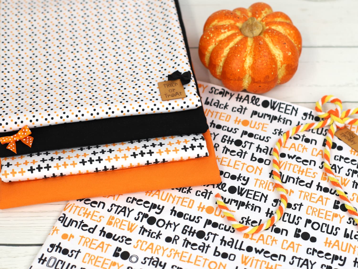stoff-jersey-baumwolle-baumwolljersey-kathi-kunterbunt-herbst-halloween-woerter-schwarz-orange-serie