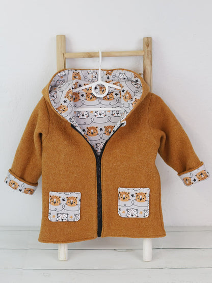 stoff-jersey-baumwolle-baumwolljersey-kathi-kunterbunt-kleiner-tiger-sterne-kringel-hellgrau-naehbeispiel-walk-jacke