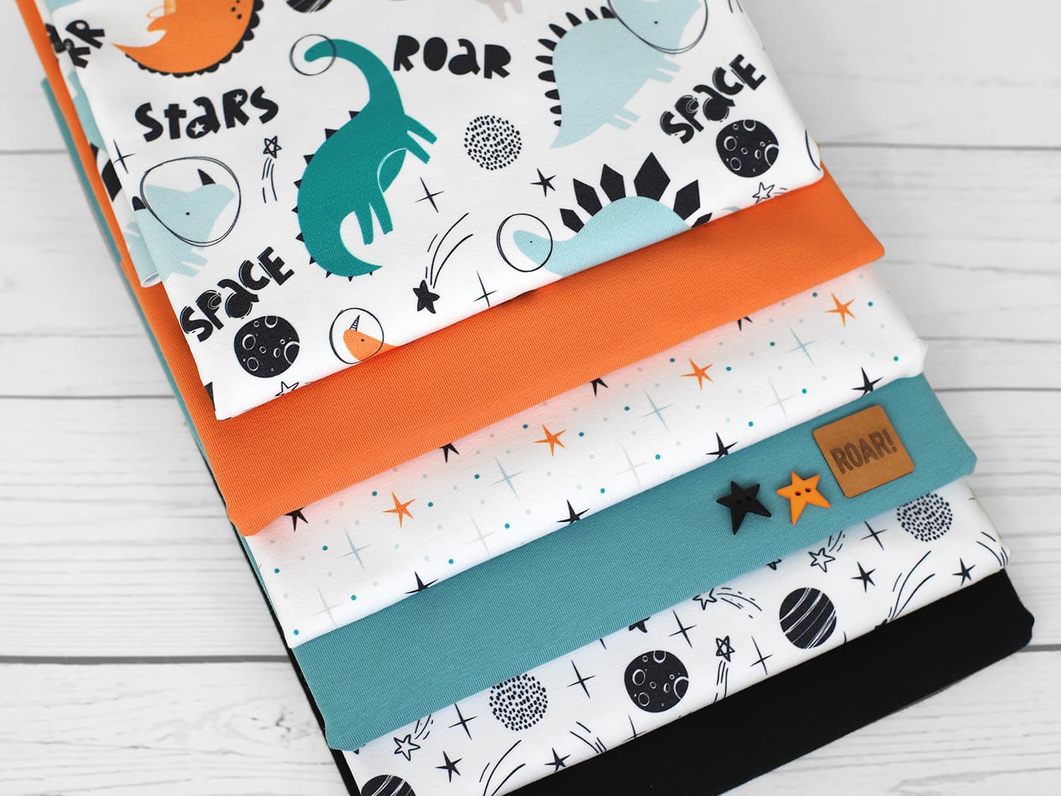 stoff-jersey-baumwolle-baumwolljersey-kathi-kunterbunt-weltall-dinos-dinosaurier-space-stars-roar-planeten-serie-2