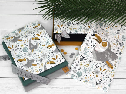 stoff-jersey-baumwolle-baumwolljersey-panel-tier-tukan-vogel-jungel-safri-wildtier-blumen-monstera-blaetter-serie