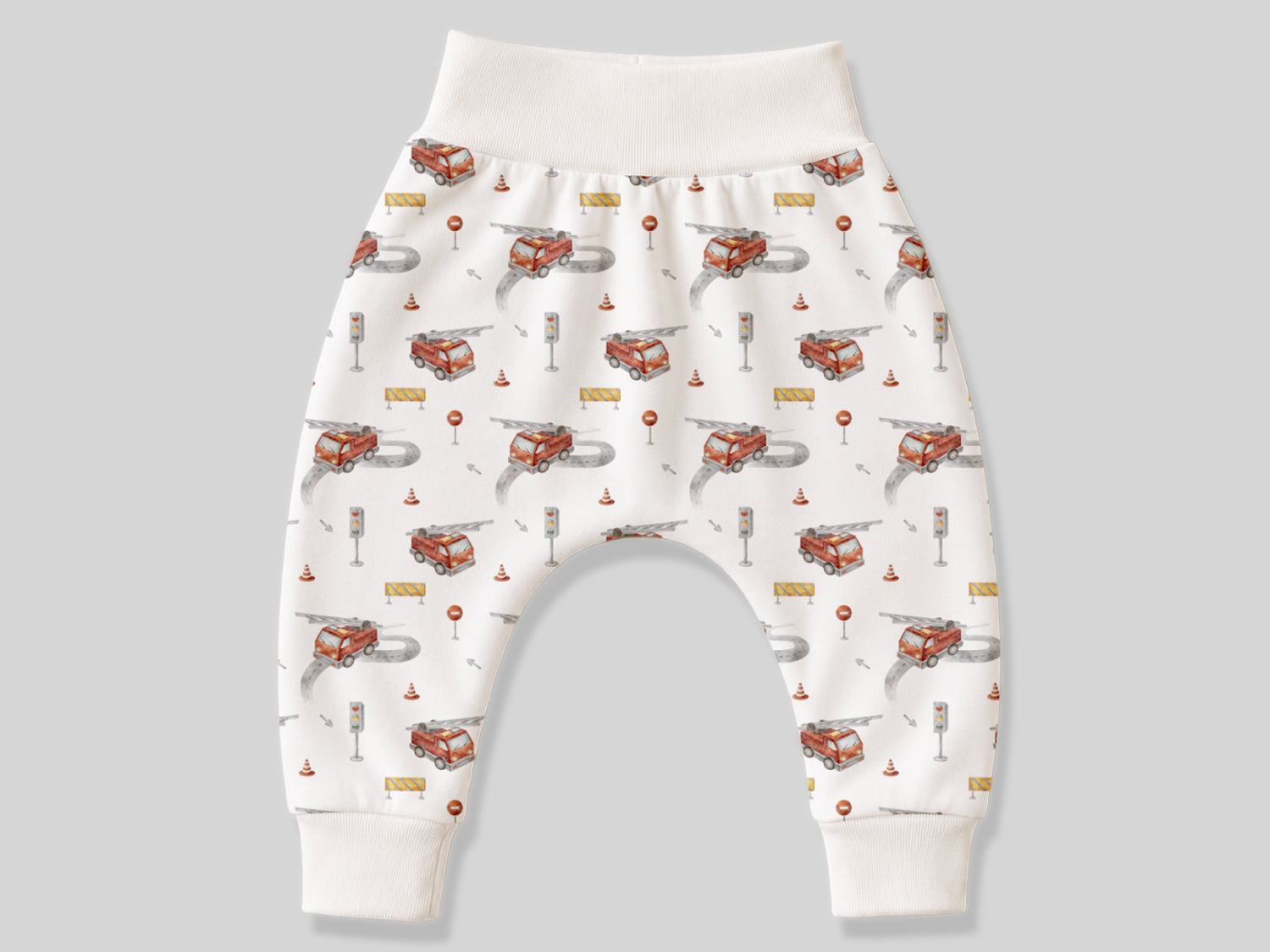 Feuerwehr Jersey Stoff Baby-Hose mit Feuerwehrmotiven, ideal für den Sommer, leicht und bequem, 95% Baumwolle, 5% Elasthan.