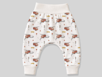 Feuerwehr Jersey Stoff Baby-Hose mit Feuerwehrmotiven, ideal für den Sommer, leicht und bequem, 95% Baumwolle, 5% Elasthan.