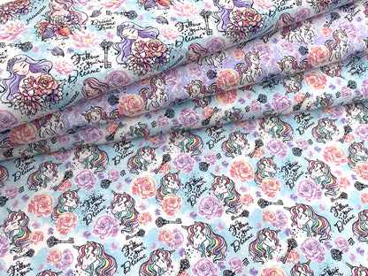 Jersey Stoff - Follow your Dreams - Prinzessin, helltürkis mit bunten Prinzessinnen und Blumen auf hellblauem Hintergrund.