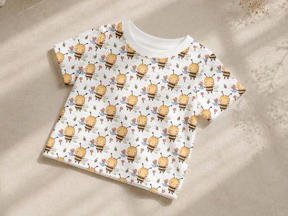 leichter Jersey Stoff für Sommer mit fröhlichen Bienen-Muster auf einem T-Shirt in natürlichem Licht.