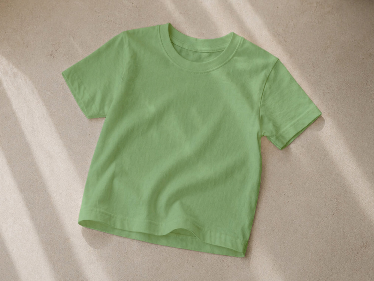 grün Uni Jersey Stoff T-Shirt auf einem hellen Hintergrund, lässig und modern.