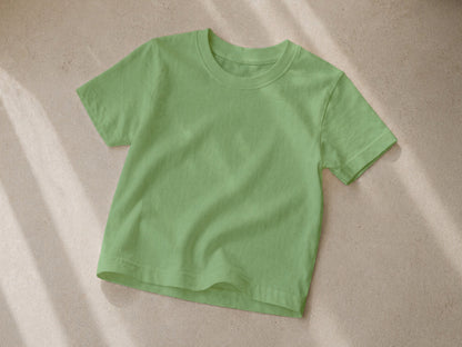 grün Uni Jersey Stoff T-Shirt auf einem hellen Hintergrund, lässig und modern.