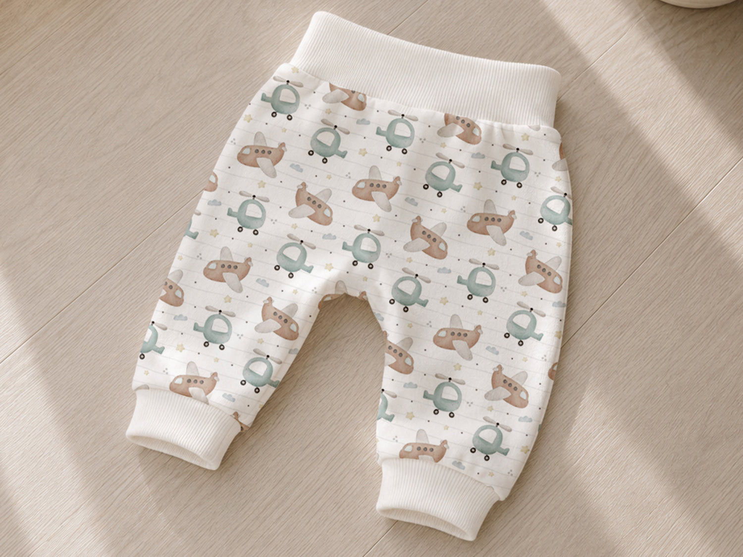 Jersey Stoff mit Flugzeugdesign über den Hosen, süßes Babyoutfit für den Sommer, ideal für kleine Piloten.