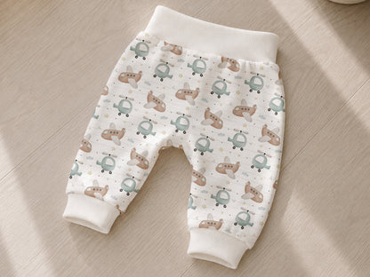 Jersey Stoff mit Flugzeugdesign über den Hosen, süßes Babyoutfit für den Sommer, ideal für kleine Piloten.