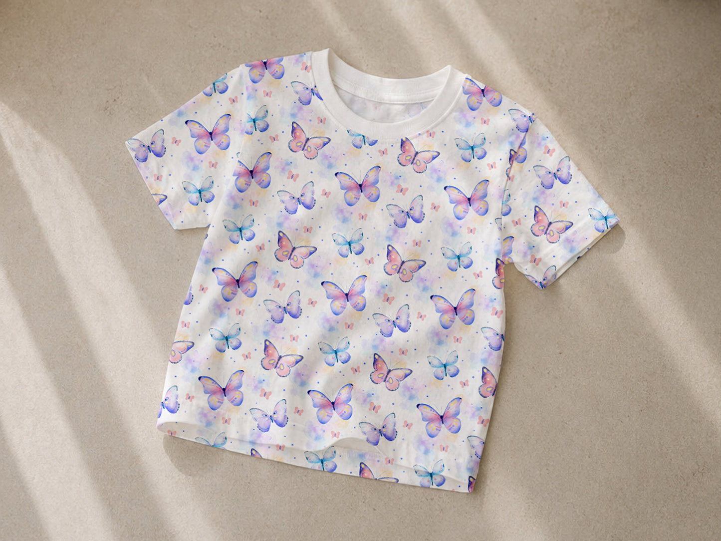 Jersey Stoff - Aquarell Schmetterlinge, leichter Sommerstoff mit bunten Schmetterlingen auf einem T-Shirt.