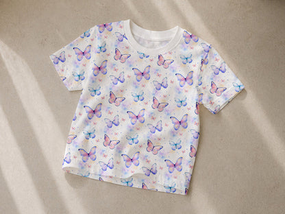 Jersey Stoff - Aquarell Schmetterlinge, leichter Sommerstoff mit bunten Schmetterlingen auf einem T-Shirt.