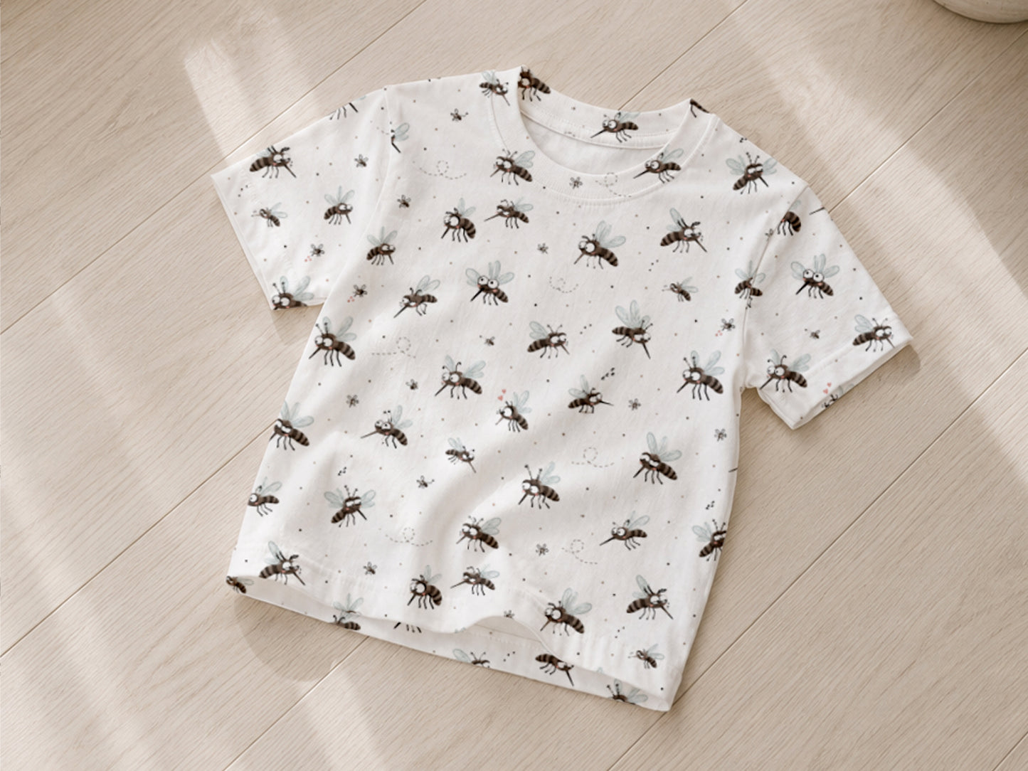 leichter Jersey Stoff für Sommer, T-Shirt mit Mückenmotiven auf weißem Hintergrund