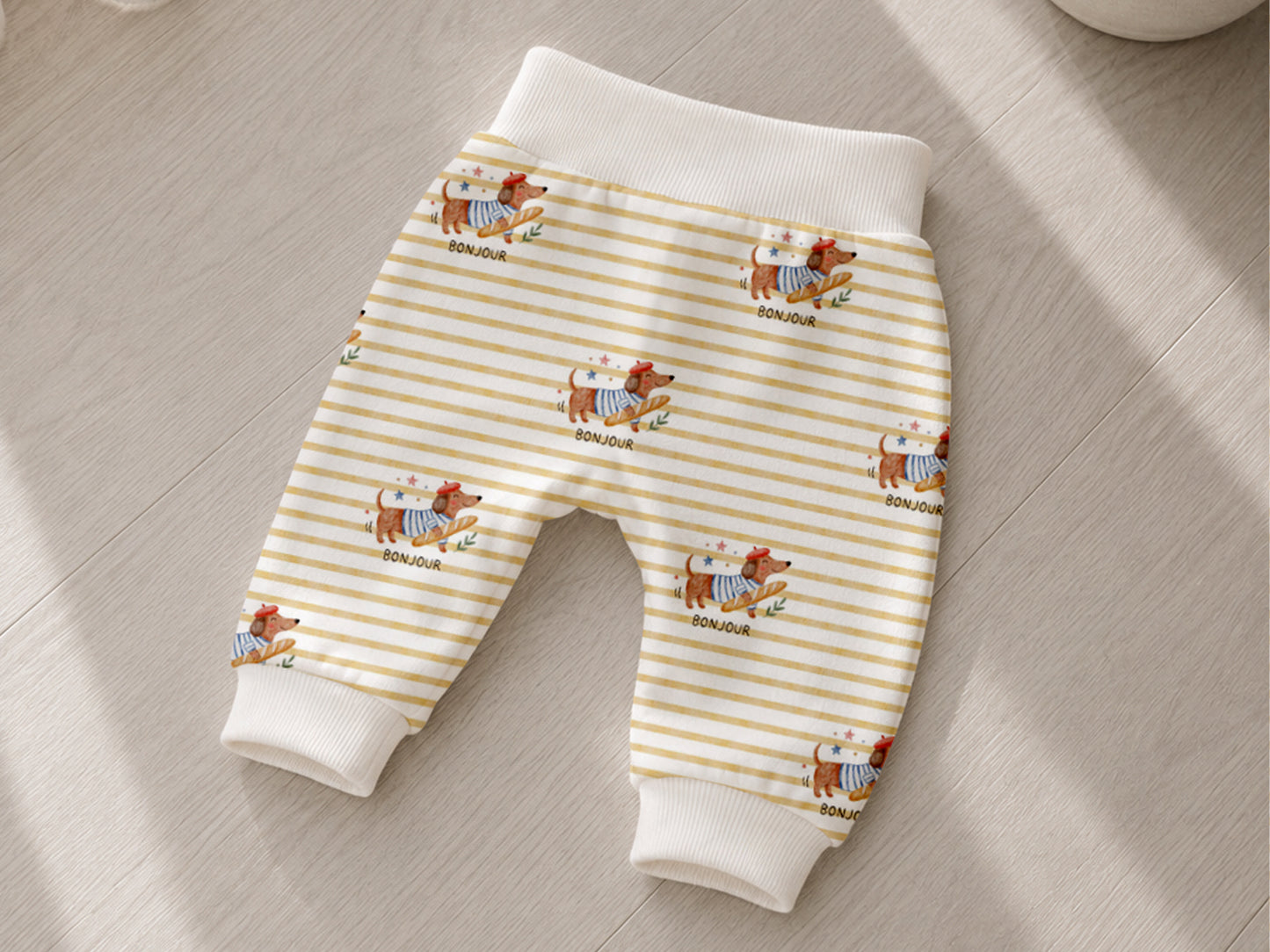 Jersey Stoff Dackel - Bequeme, leichte Hose mit Streifenmuster und Dackelmotiven für den Sommer.