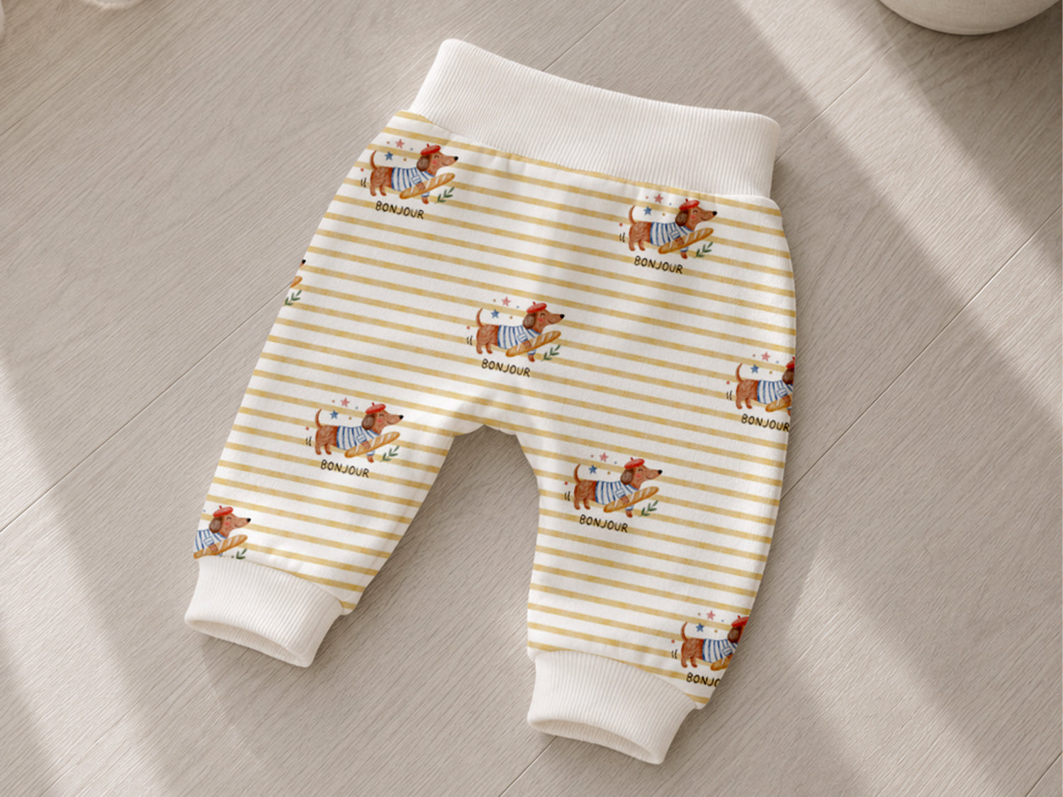 Jersey Stoff Dackel - Bequeme, leichte Hose mit Streifenmuster und Dackelmotiven für den Sommer.