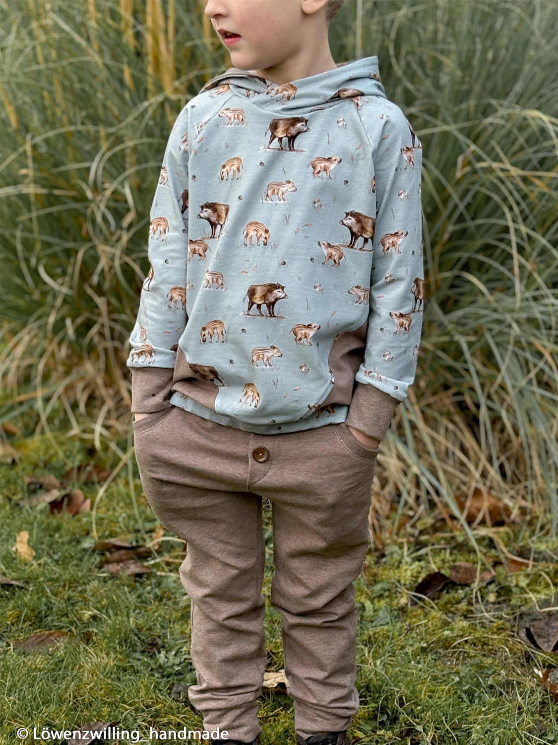 Jersey Stoff - Life in the Forest - Wildschweine, blasses altgrün