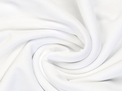 weißer Uni Jersey Stoff in sanften Falten, ideal für Bekleidung und Nähprojekte.