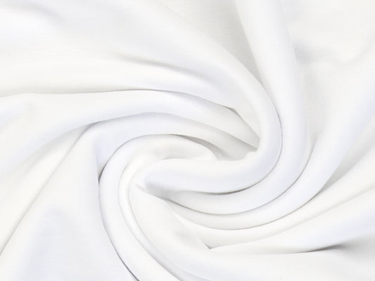 weißer Uni Jersey Stoff in sanften Falten, ideal für Bekleidung und Nähprojekte.