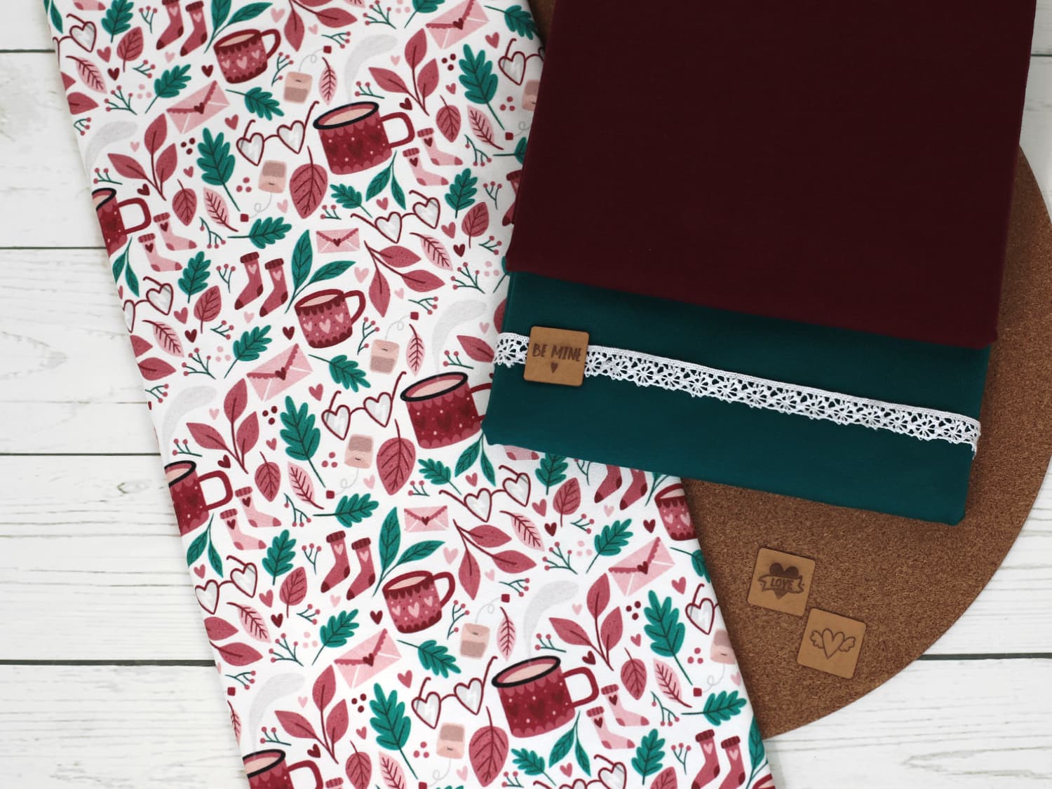 stoff-jersey-baumwolle-baumwolljersey-valentinstag-cozy-valentines-day-tasse-socken-blaetter-serie