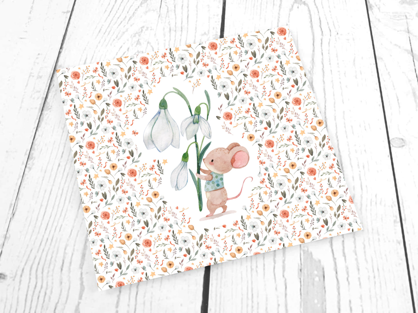 Jersey Stoff Panel Maus Schneeglöckchen mit niedlicher Maus und Blumenmuster, ideal für kreative Nähprojekte.