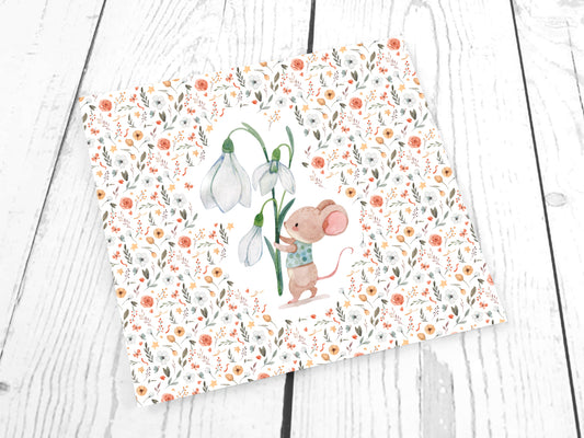 Jersey Stoff Panel Maus Schneeglöckchen mit niedlicher Maus und Blumenmuster, ideal für kreative Nähprojekte.