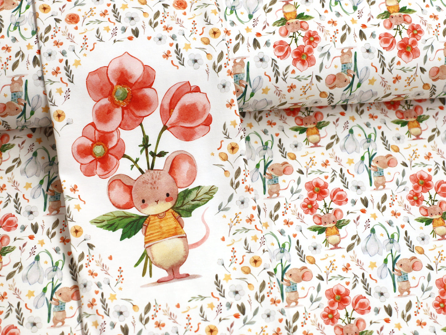 Baumwolljersey Mäuschen Blumenwiese mit niedlichen Mäusen, Blümchen und bunten Motiven auf hellem Hintergrund.