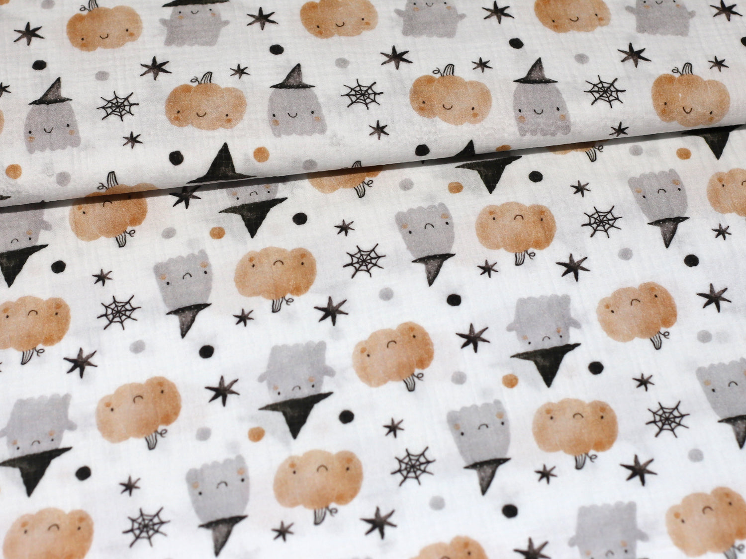 Musselin - Halloween fabric featuring playful pumpkins and ghosts, ideal for festive creations in Halloween musselin fabric.