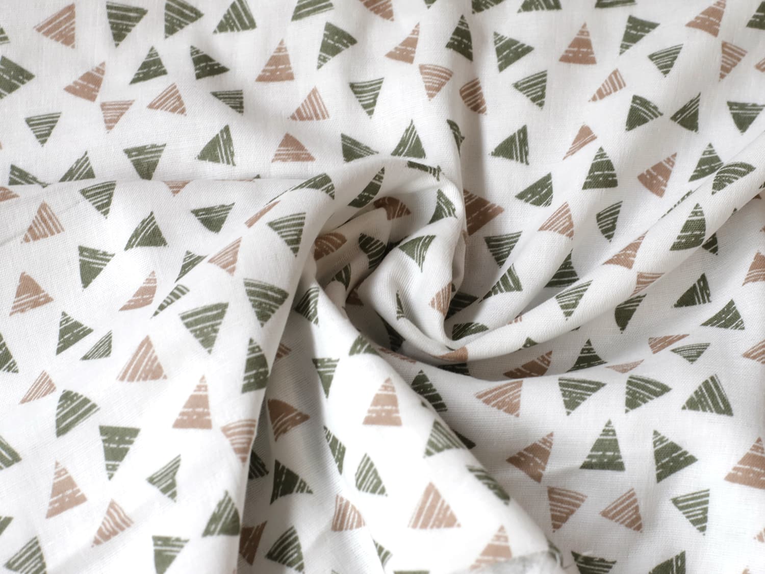 stoff-musselin-double-gauze-meterware-dreiecke-altgruen-beige-2