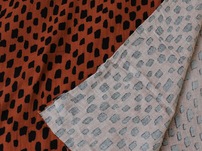 stoff-musselin-double-gauze-meterware-kurze-striche-rostrot-schwarz-2