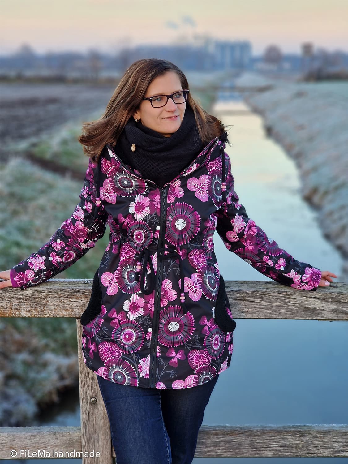 stoff-softshell-swafing-fiete-herbst-winter-blumen-floral-pinke-beere-schwarz-naehbeispiel