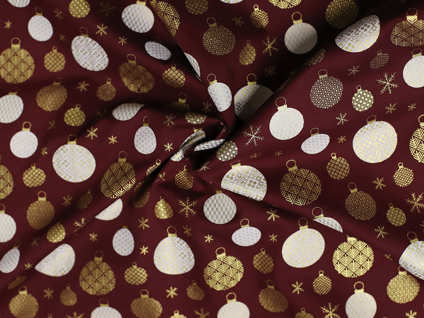 stoff-weihnachten-baumwolle-webware-weihnachtsbaum-kugeln-geld-weiss-auf-weinrot-2