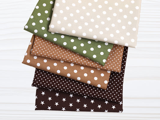 Stoffpaket - Baumwollstoffe Herbsttag mit bunten Punkten und Sternen, ideal für kreative Projekte.