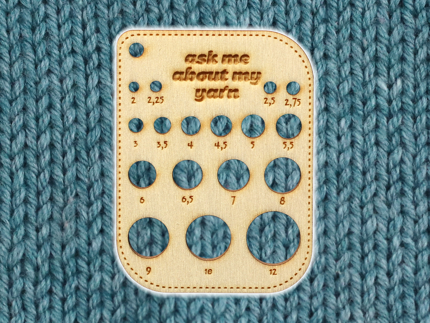 Wooden knitting needle size gauge to easily determine knitting needle sizes and avoid confusion.