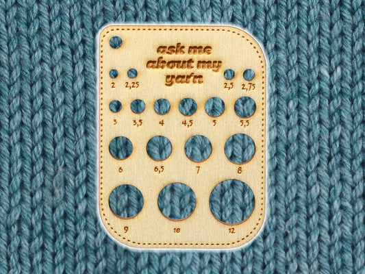 Wooden knitting needle size gauge to easily determine knitting needle sizes and avoid confusion.