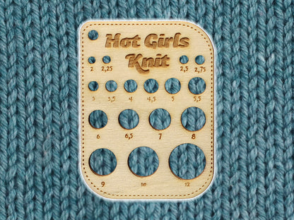 Kleines Nadelmaß aus Holz zur schnellen Bestimmung der Stricknadel Größenmesser von Hot Girls Knit.