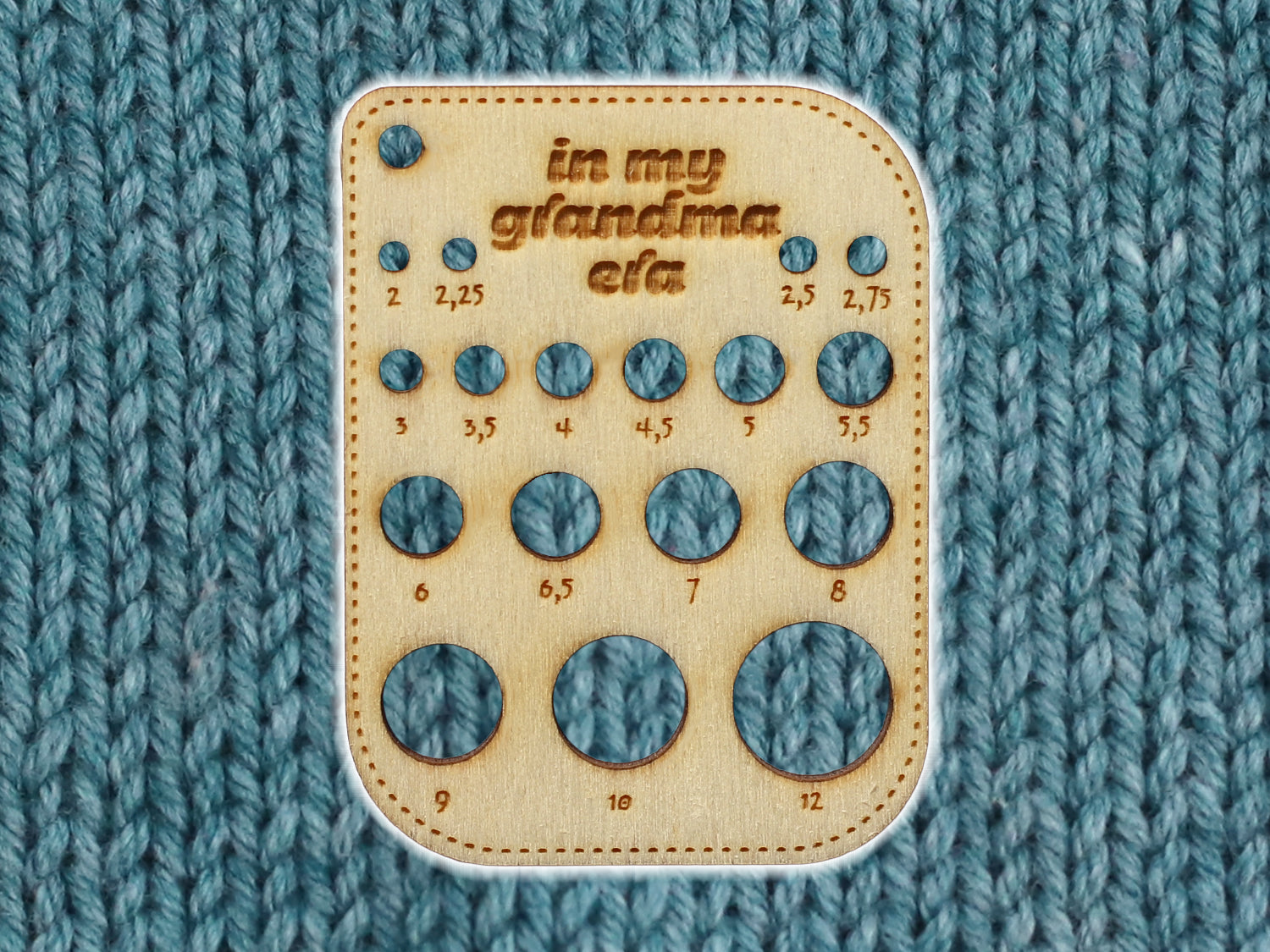 Kleines Nadelmaß aus Holz für Stricknadeln mit Größenangaben, in my grandma era.