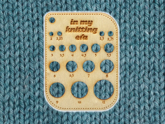 Kleines Nadelmaß für Stricknadeln zur schnellen Bestimmung der Nadelgröße in my knitting era.