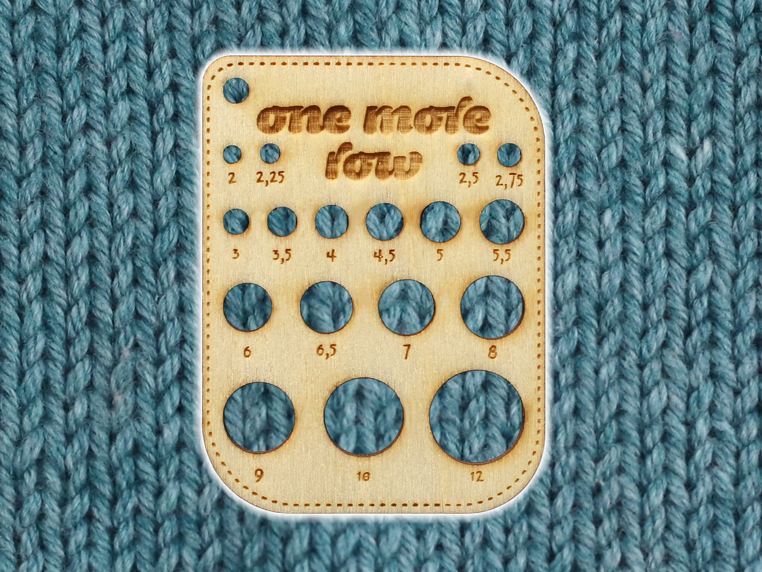 Kleines Nadelmaß zum bestimmen von stricknadeln mit Öffnungen für verschiedene Nadelgrößen